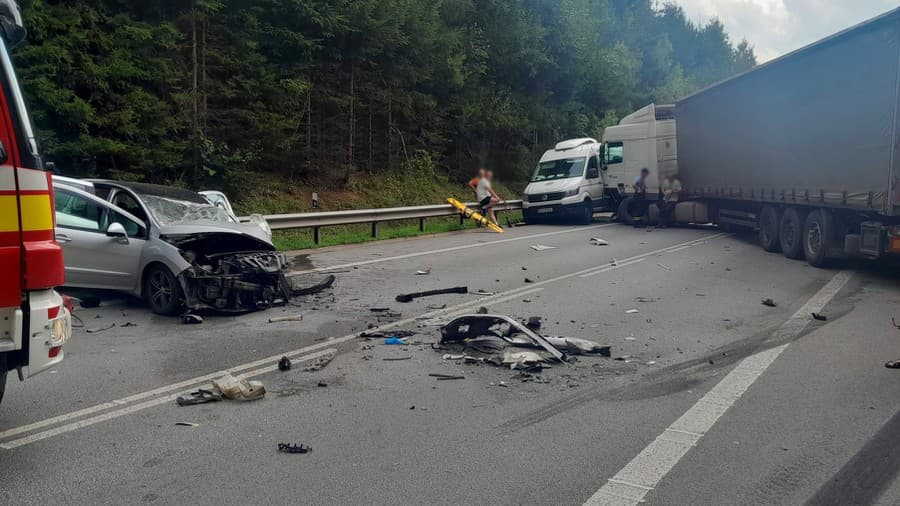 Pri odbočke na Oščadnicu sa zrazili osobné auto, dodávka a kamión.