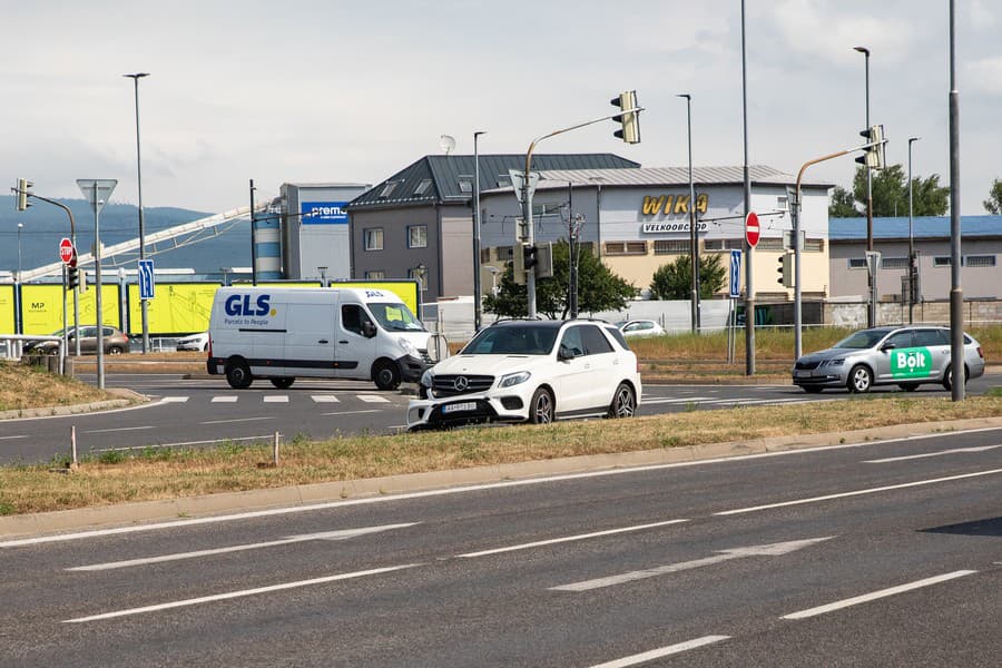 Miriam (43) čakala na odťahovú službu, keďže jej auto skončilo po náraze kamióna nepojazdné.