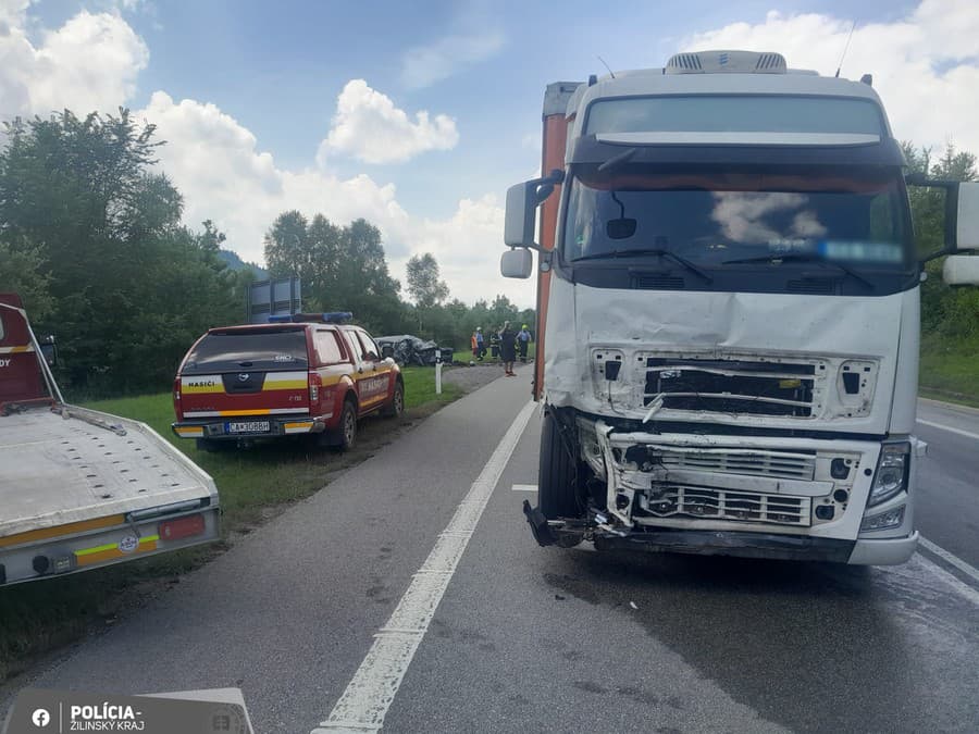 Pre vážnu dopravnú nehodu je obmedzená premávka na ceste I/11.