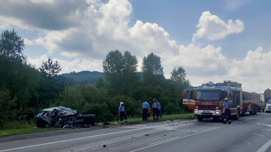 Pre vážnu dopravnú nehodu je obmedzená premávka na ceste I/11.