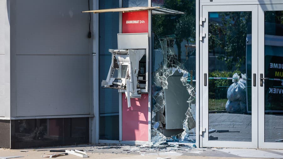 Bankomat vytrhli z obchodného centra v Dunajskej Lužnej.