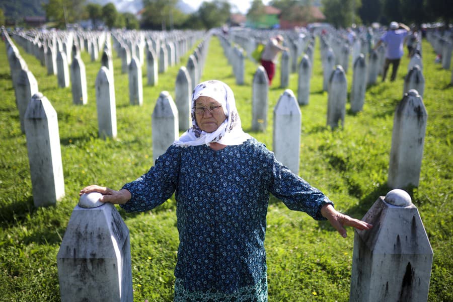 Bosniačka plače pri hroboch