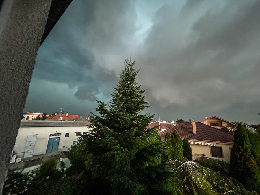 Zamračená obloha nad obcou Solčany v okrese Topoľčany