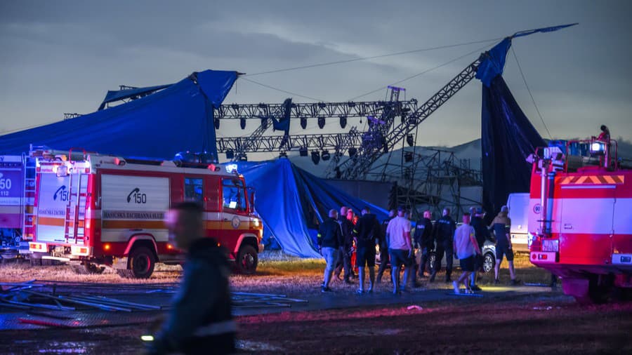 Na snímke spadnutý najväčší stan kvôli búrke v priebehu koncertu skupiny Pražský výběr počas druhého dňa 27. ročníka festivalu Pohoda v piatok 12. júla 2024 v Trenčíne.