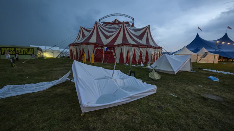 Na snímke škody v areáli na letisku po búrke počas druhého dňa 27. ročníka festivalu Pohoda v piatok 12. júla 2024 v Trenčíne.
