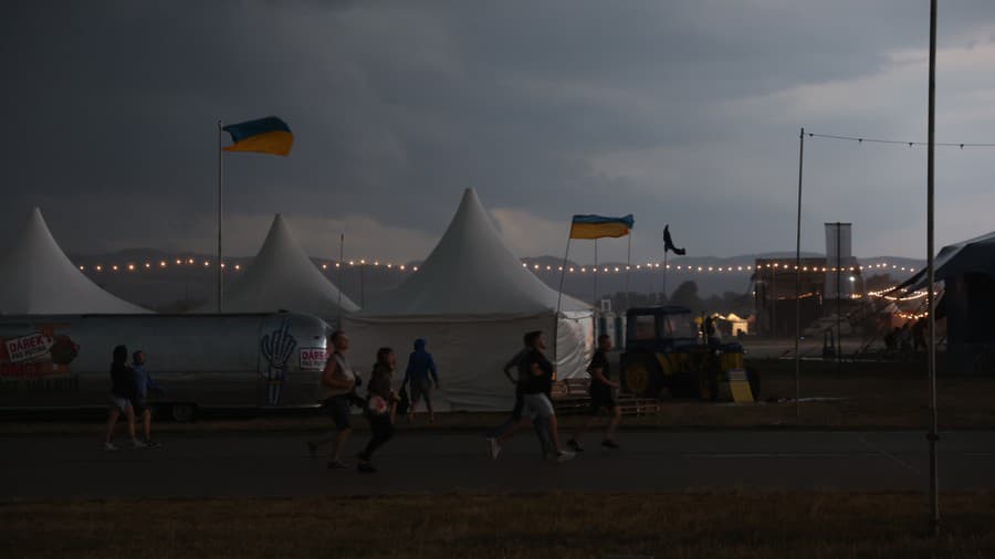 Festivalom Pohoda sa prehnala silná búrka.