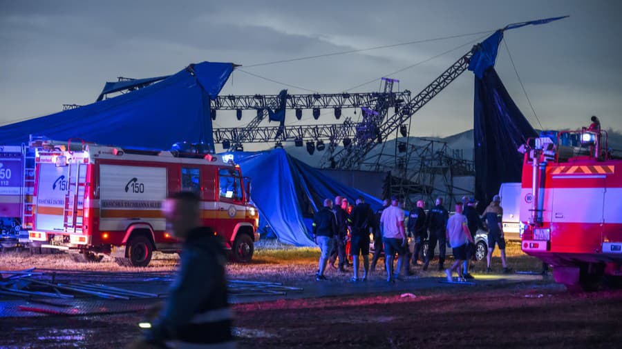 Na snímke spadnutý najväčší stan kvôli búrke v priebehu koncertu skupiny Pražský výběr počas druhého dňa 27. ročníka festivalu Pohoda v piatok 12. júla 2024 v Trenčíne.