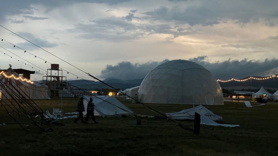 Búrka spôsobila na festivale Pohoda škody.