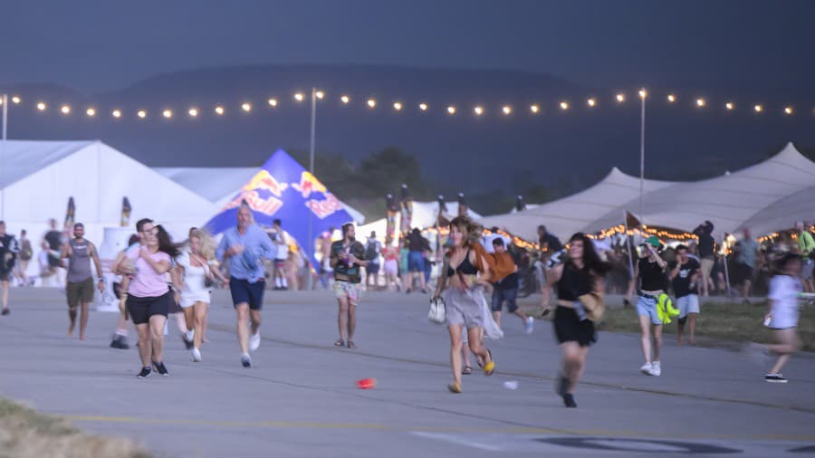 Na snímke evakuácia festivalu kvôli búrke počas koncertu skupiny Pražský výběr počas druhého dňa 27. ročníka festivalu Pohoda v piatok 12. júla 2024 v Trenčíne.