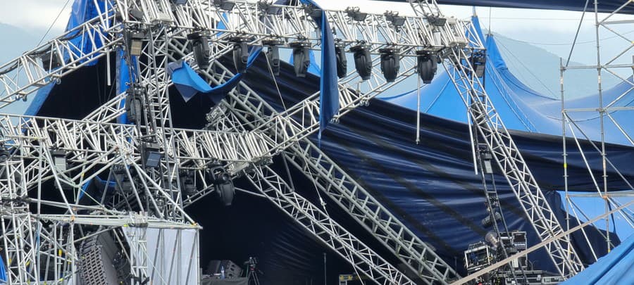 Ničivá búrka zasiahla festival Pohoda.