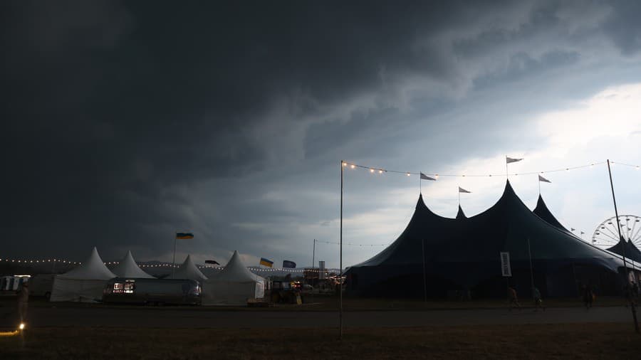 Festivalom Pohoda sa prehnala silná búrka.