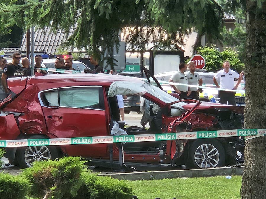 Čitateľ nám poslal zábery, ako to vyzeralo po policajnej naháňačke v Tomášove. 