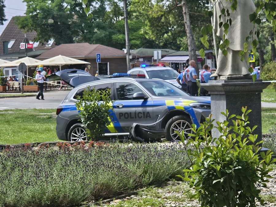 Čitateľ nám poslal zábery, ako to vyzeralo po policajnej naháňačke v Tomášove. 