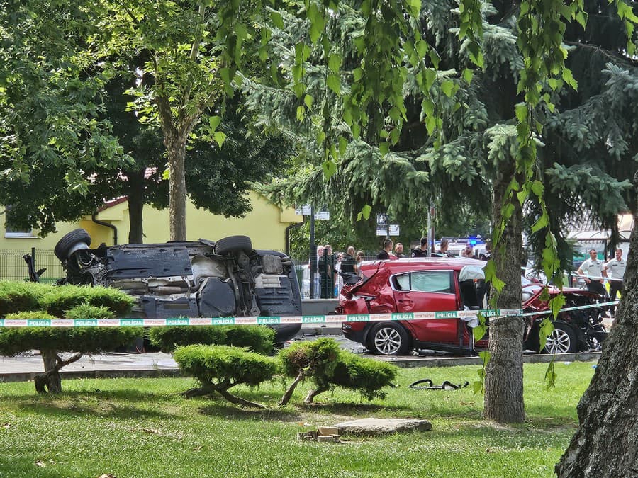 Čitateľ nám poslal zábery, ako to vyzeralo po policajnej naháňačke v Tomášove. 
