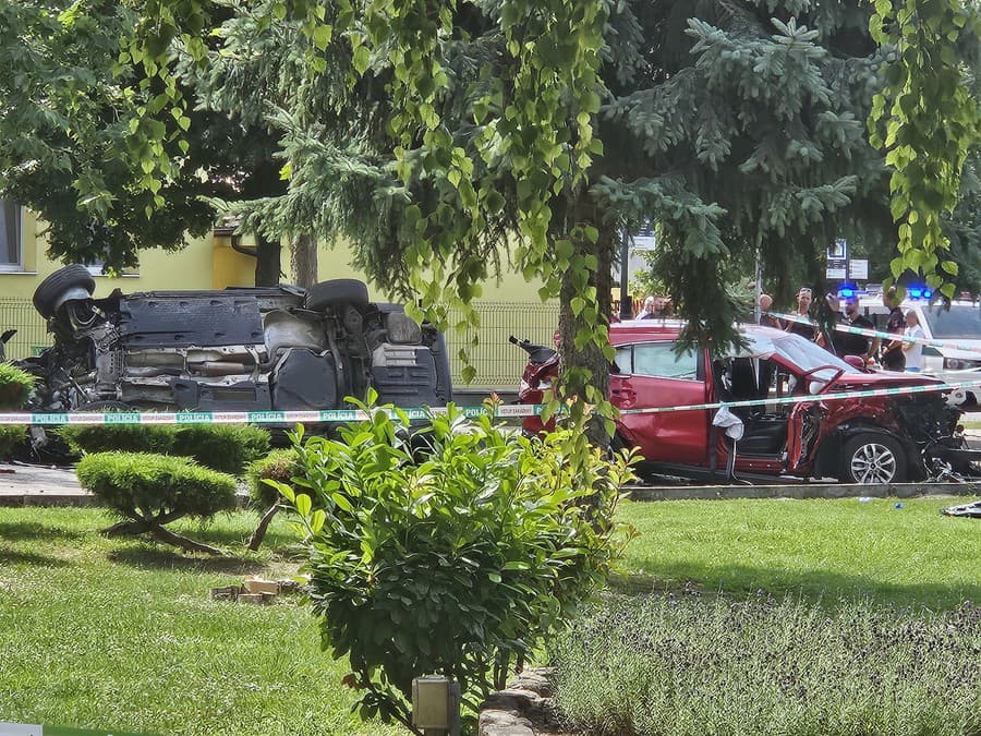 Čitateľ nám poslal zábery, ako to vyzeralo po policajnej naháňačke v Tomášove. 
