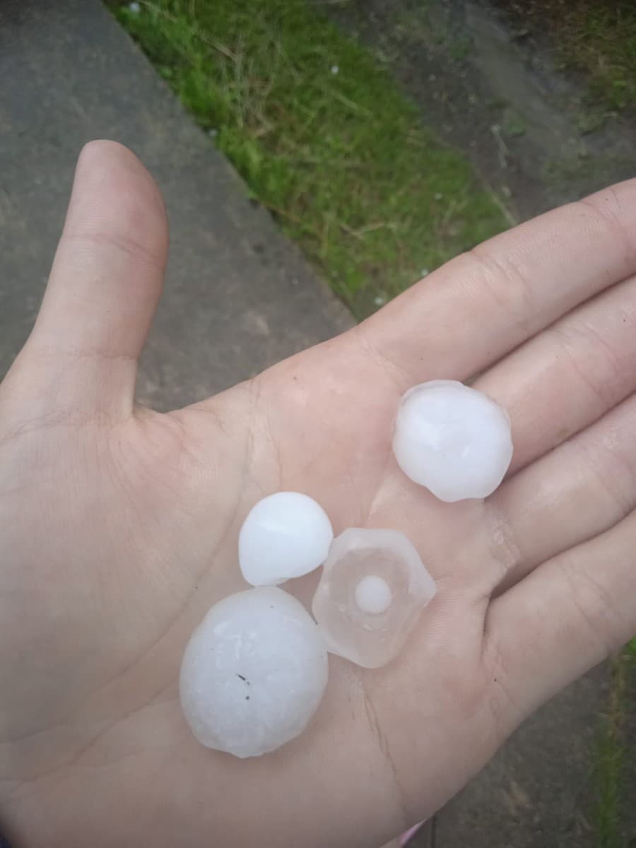 Na východe Slovenska majú podľa stránky Imeteo.sk padať takéto krúpy.