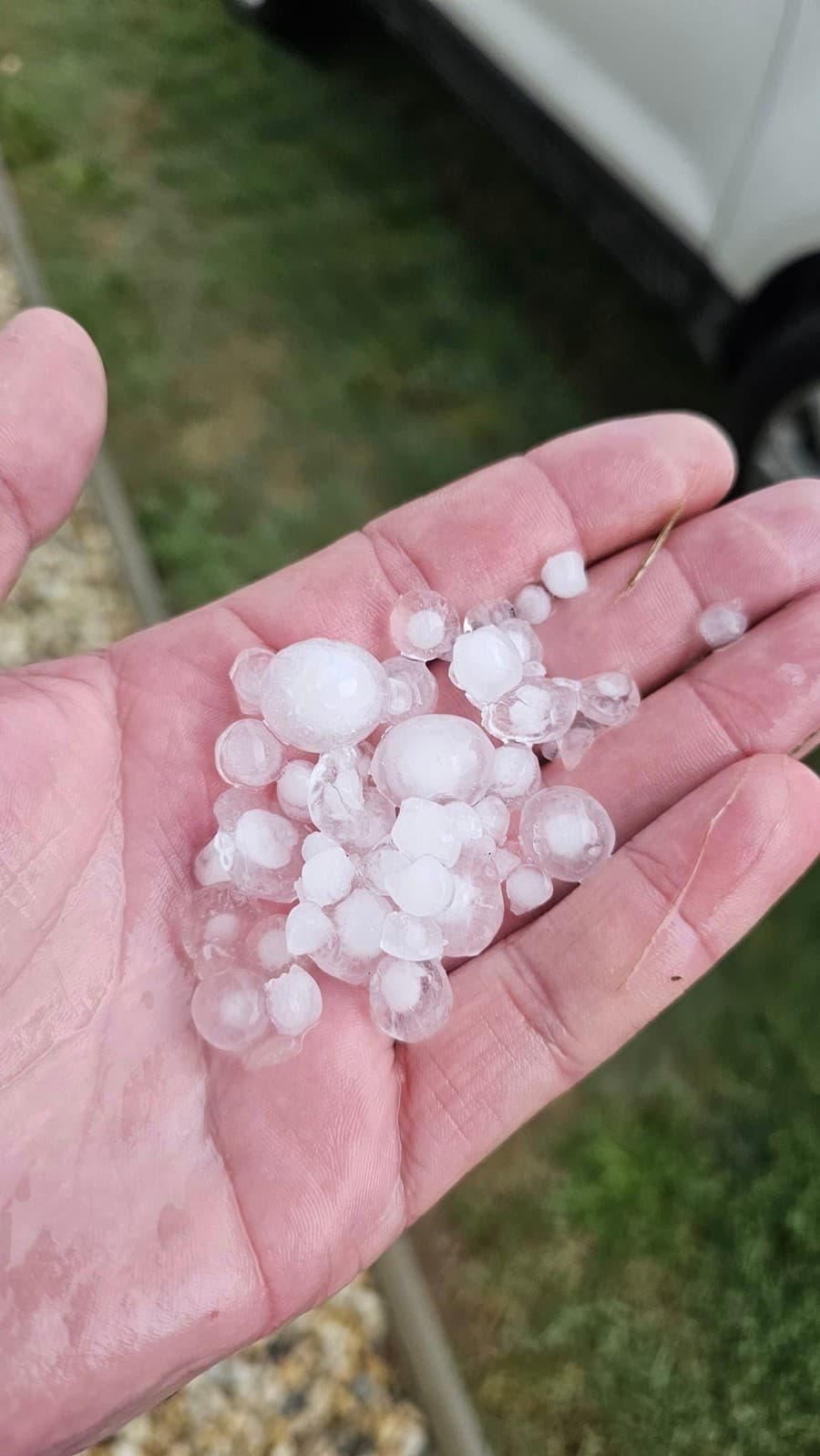 Na východe Slovenska majú podľa stránky Imeteo.sk padať takéto krúpy.