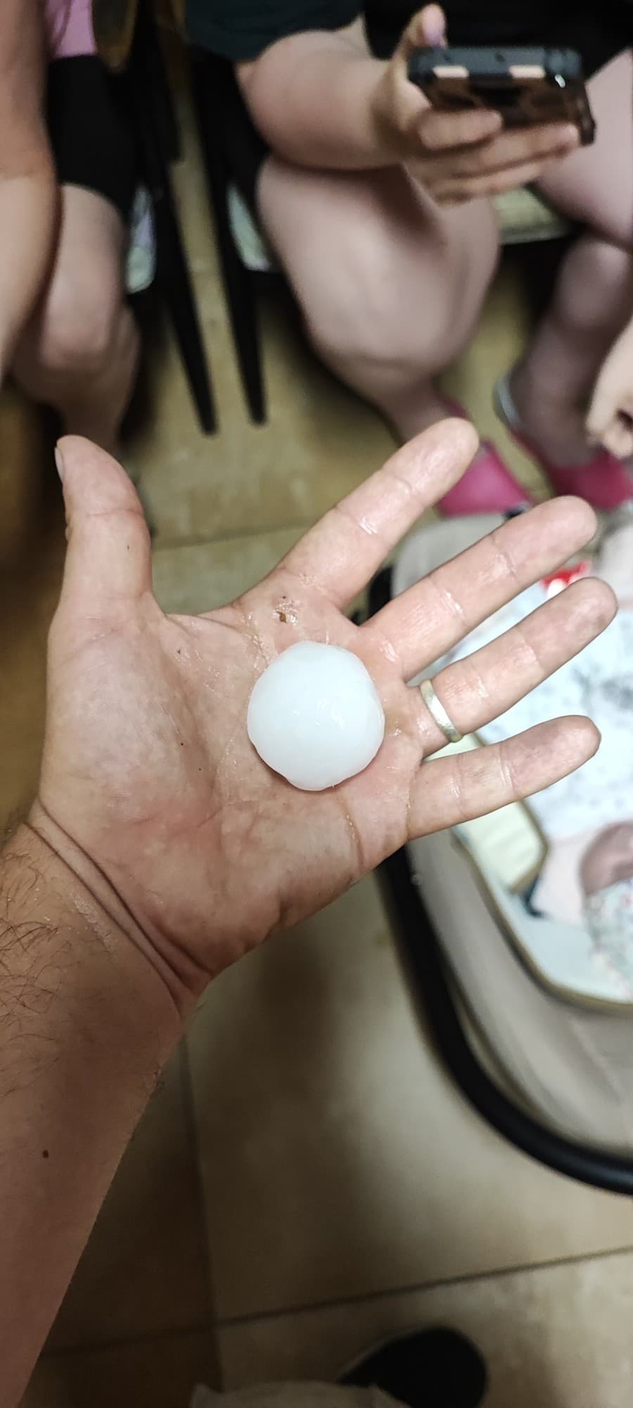 Na východe Slovenska majú podľa stránky Imeteo.sk padať takéto krúpy.