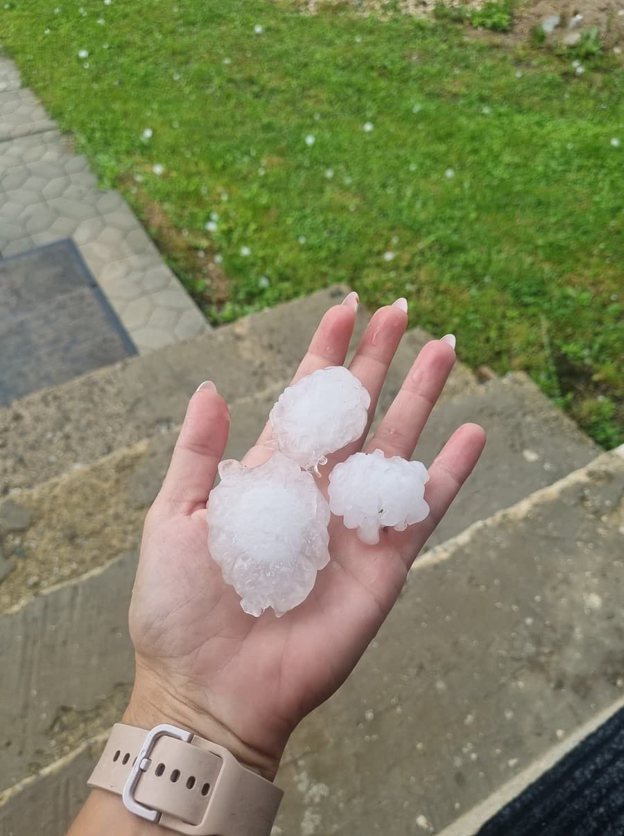 Na východe Slovenska majú podľa stránky Imeteo.sk padať takéto krúpy.
