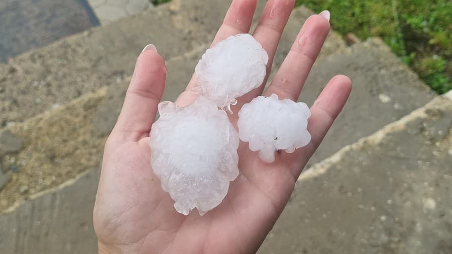 Na východe Slovenska majú podľa stránky Imeteo.sk padať takéto krúpy.