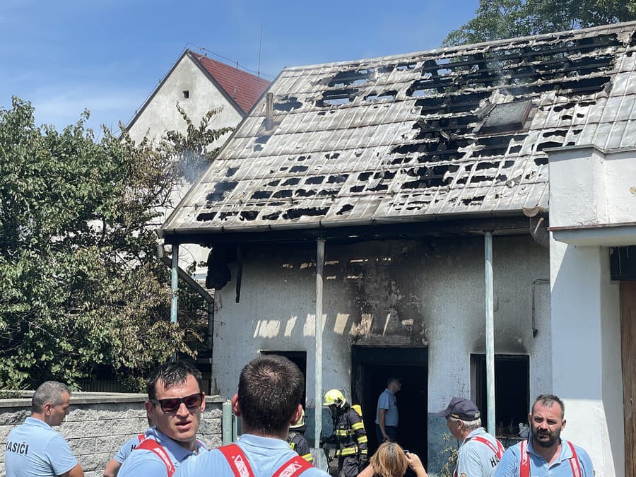 Hasiči zasahujú v Piešťanoch pri požiari rodinného domu.