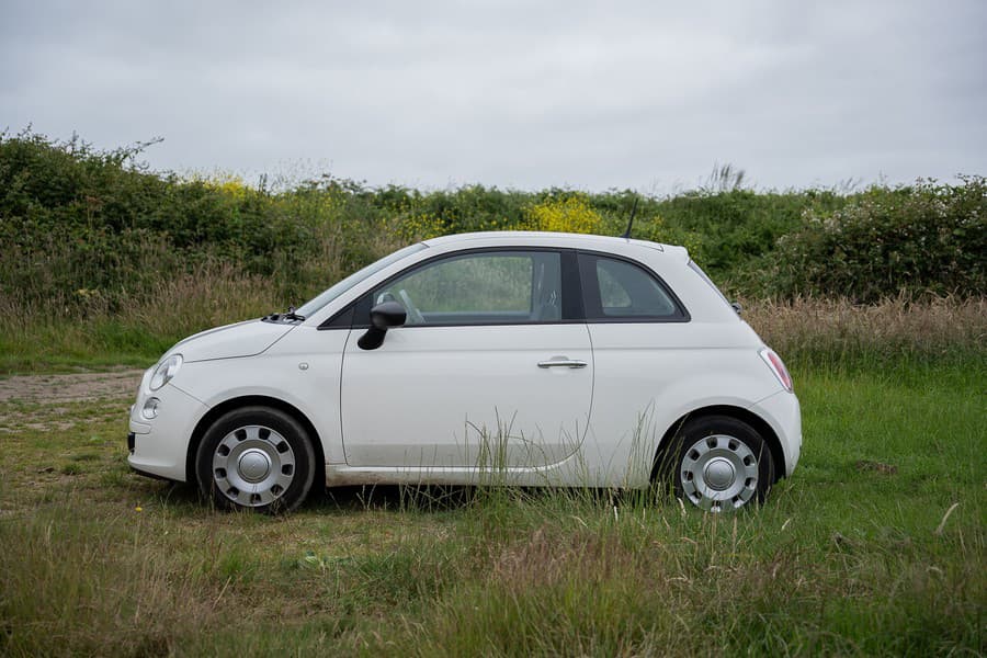 Žije vo Fiat 500.