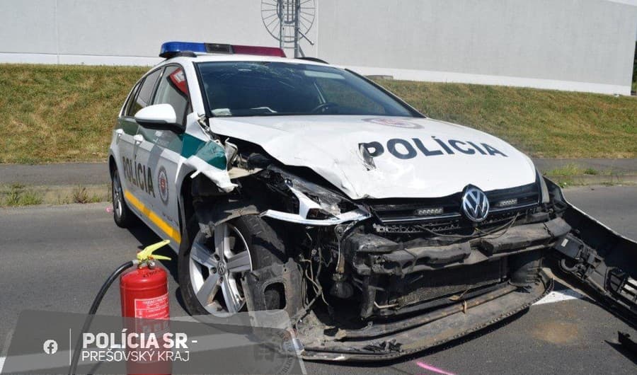 Polícia vyšetruje čelnú zrážku auta s policajným vozidlom vo Vranove nad Topľou.