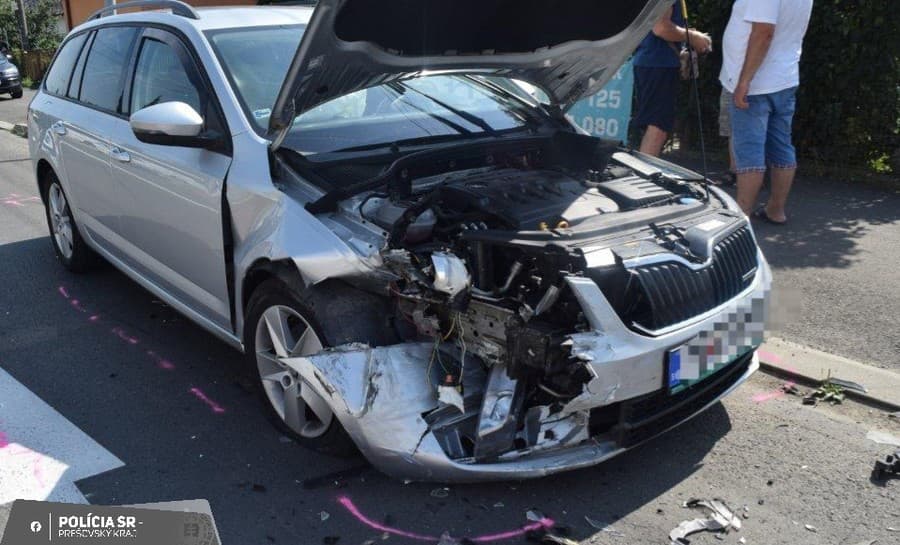 Polícia vyšetruje čelnú zrážku auta s policajným vozidlom vo Vranove nad Topľou.