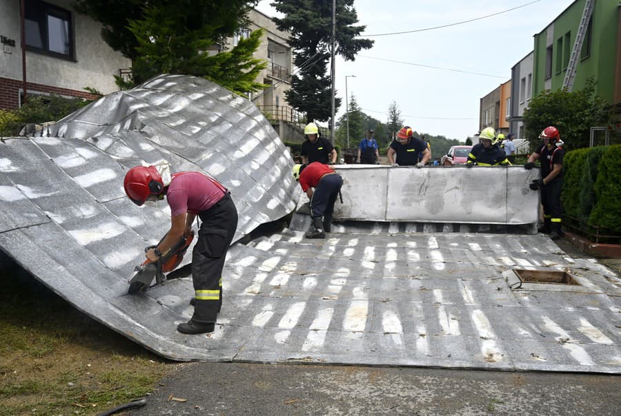 Strhnuté strechy domov po