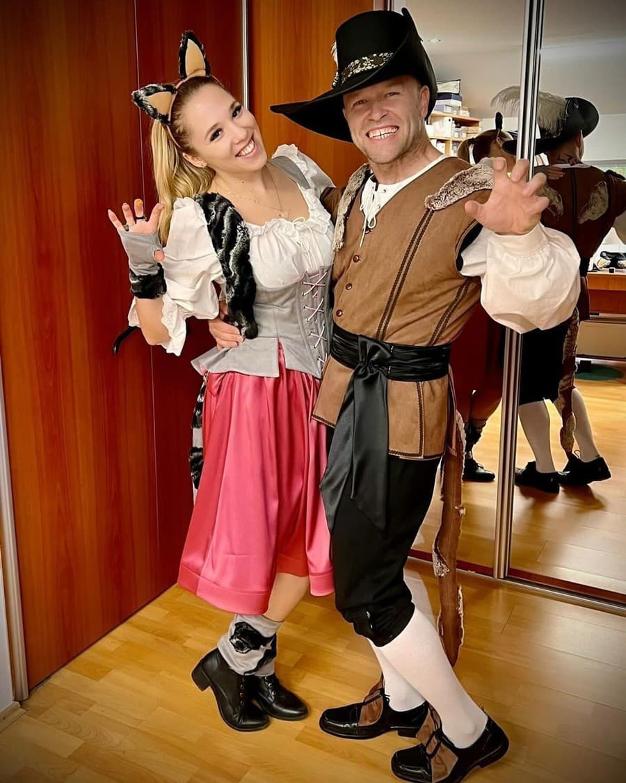 Už niekoľko mesiacov tvorí nove duo so svojou priateľkou.