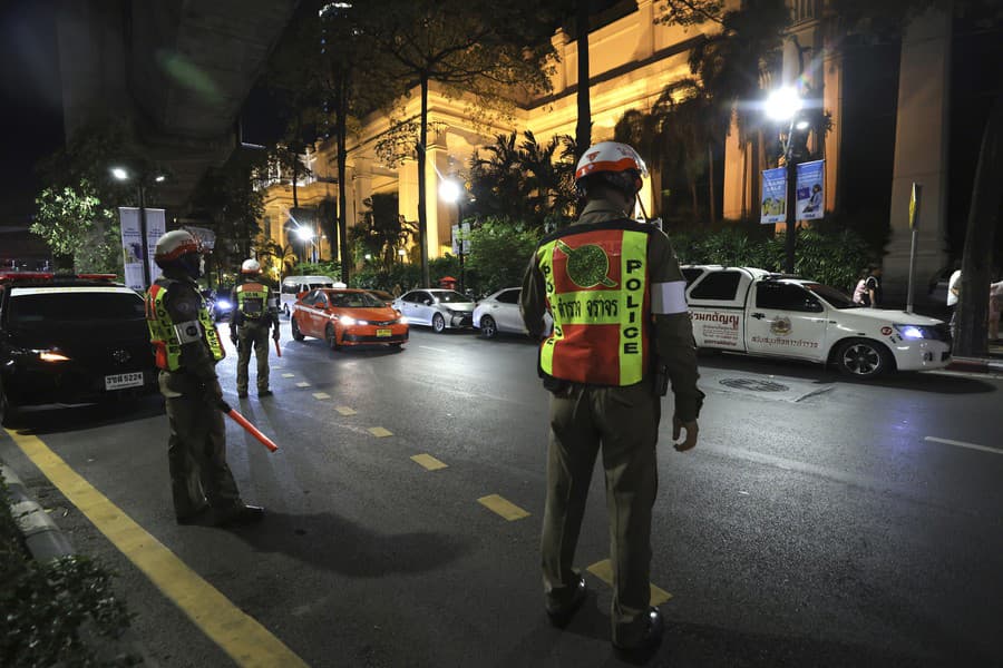 Polícia pred hotelom Grand