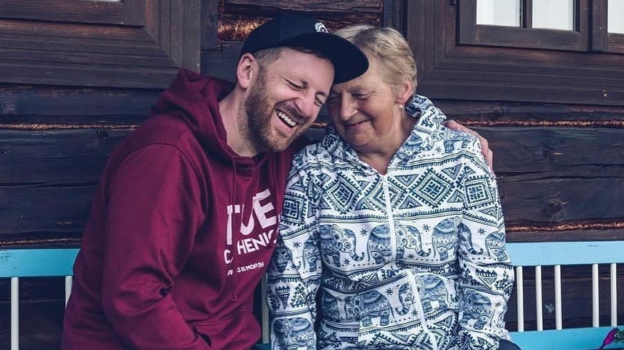 Miro Jaroš sa lúči so svojou milovanou mamou Štefániou († 69).
