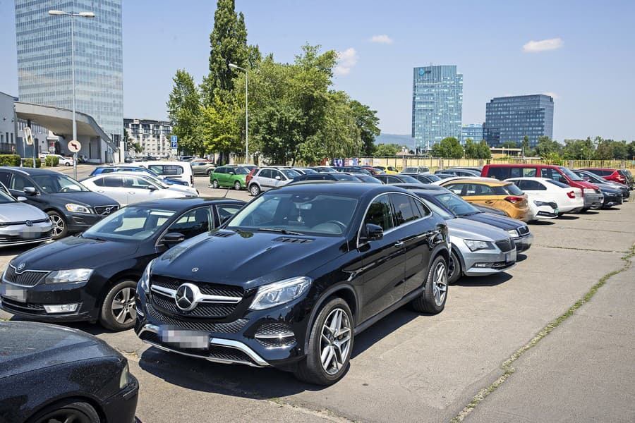 Čierne auto: 70,8 °C