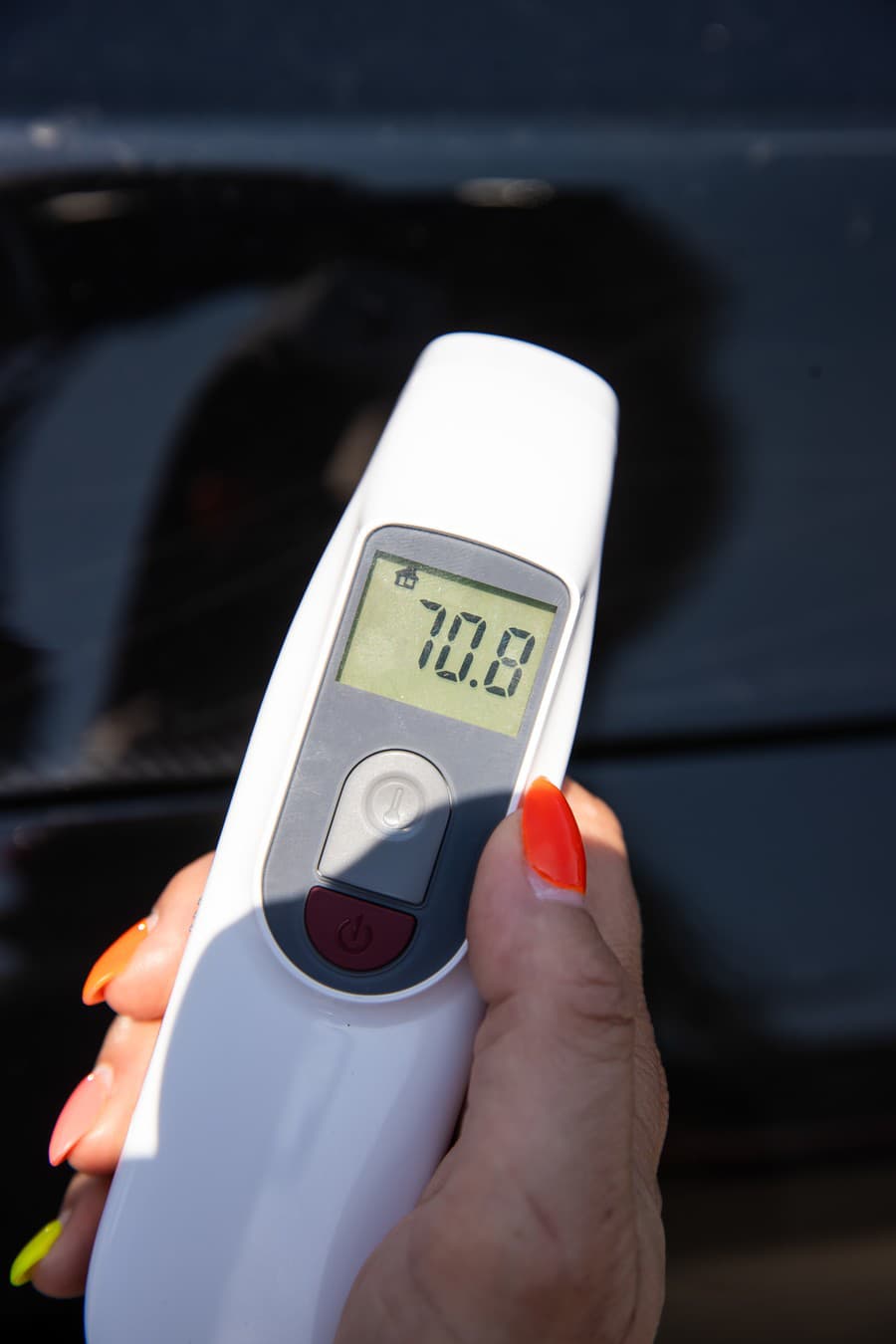 Čierne auto: 70,8 °C