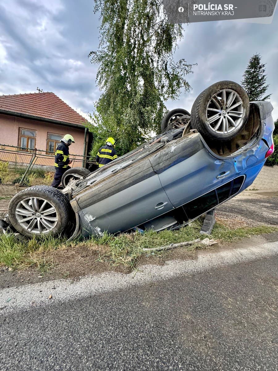 Vodič prechádzal cez obec Veľký Lapáš, kde s vozidlom narazil do jarku a následne ho prevrátilo na strechu.