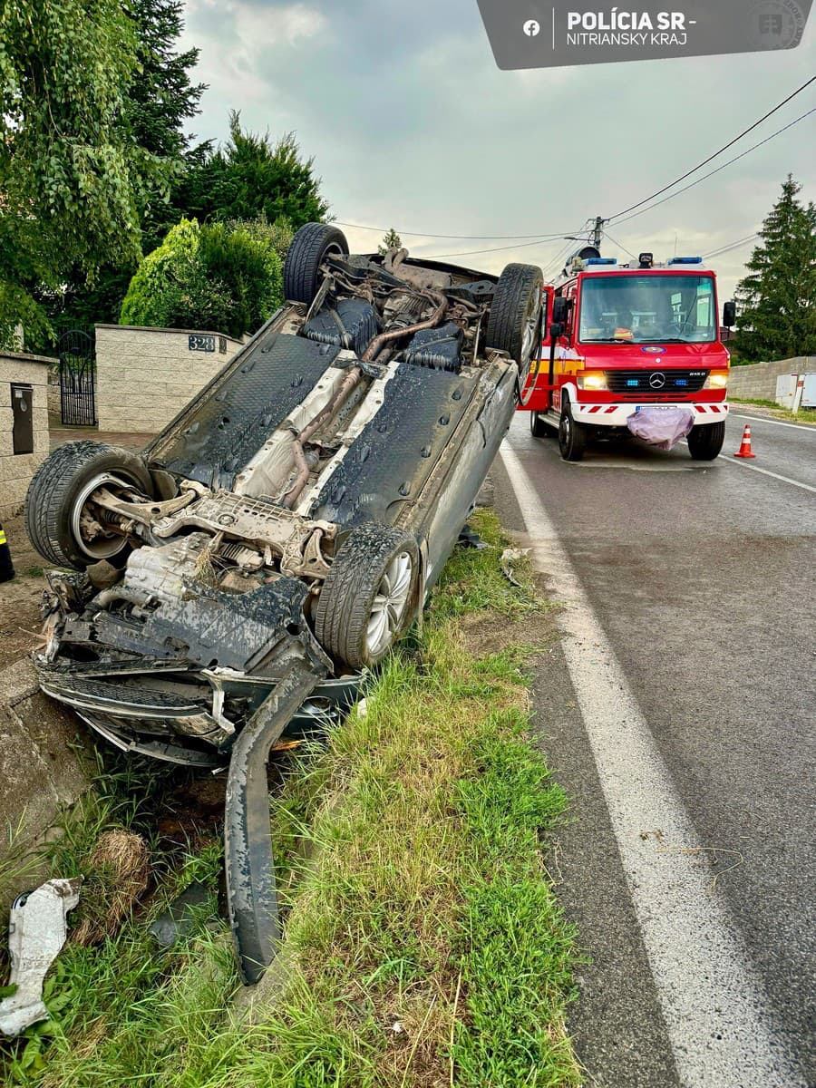 Vodič prechádzal cez obec Veľký Lapáš, kde s vozidlom narazil do jarku a následne ho prevrátilo na strechu.