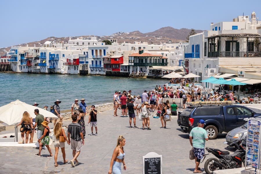 Mykonos za sezónu privíta státisíce turistov. 