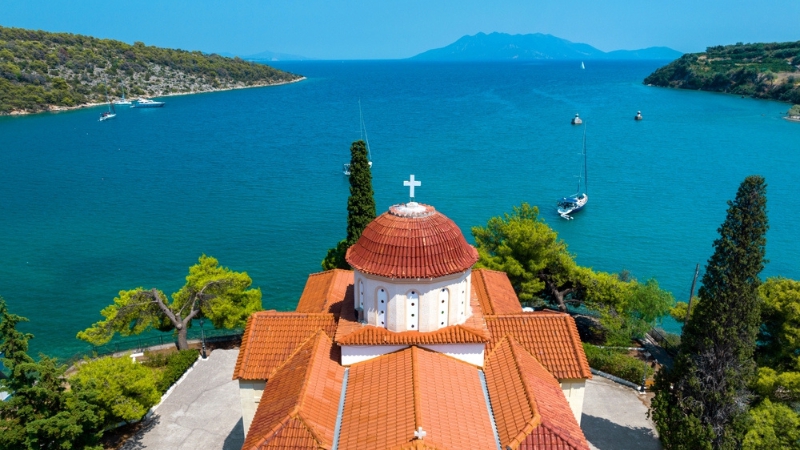 Malebné scenérie mesta Epidauros s kostolom Agios Nikolaos. 