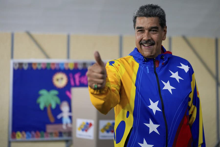 Venezuelský prezident Nicolás Maduro gestikuluje po jeho hlasovaní v prezidentských voľbách.