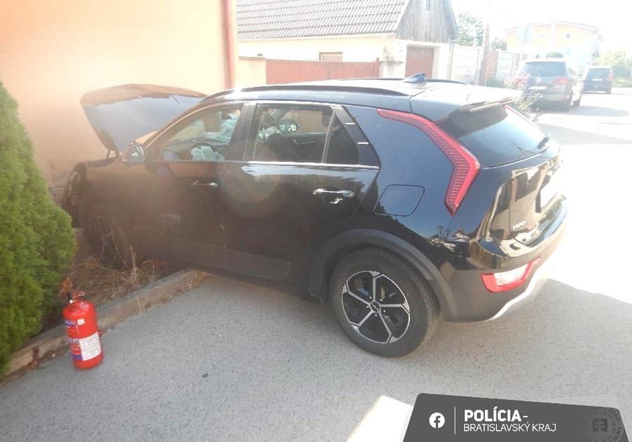 Len 11-ročný chlapec si trúfol šoférovať auto, po pár metroch narazil rovno do rodinného domu.