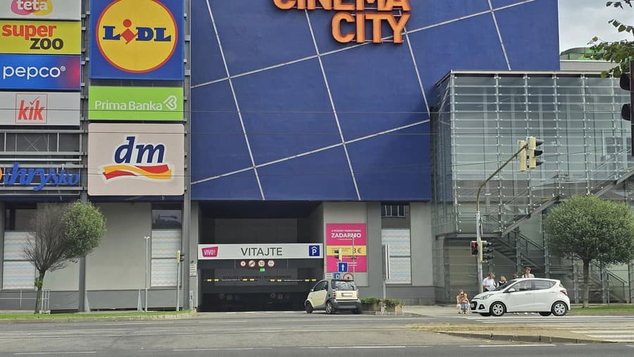 Pri nákupnom centre Vivo niekto nechal svoje Smart auto zaparkované pred vjazdom do garáží. 