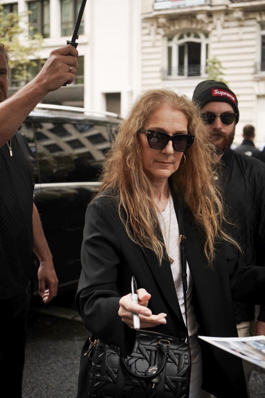Deň po vystúpení spevácka diva ochotne rozdávala autogramy