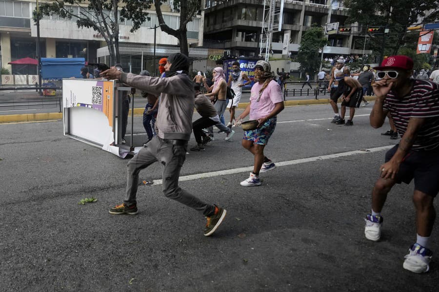 Vo Venezuele vypukli protesty.