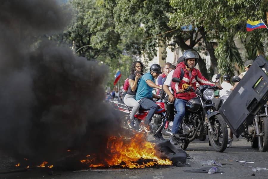 Vo Venezuele vypukli protesty.