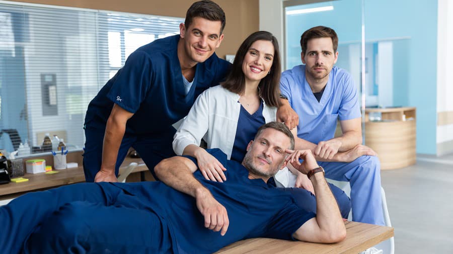 Najobľúbenejší slovenský doktor Andrej Fabián v podaní Jána Koleníka sa vracia! Tešiť sa môžete aj na jeho kolegov Karola Tótha, Sarah Arató a Filipa Šebestu