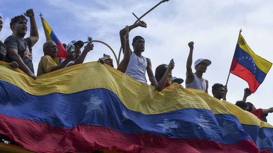 Vo Venezuele vypukli protesty.