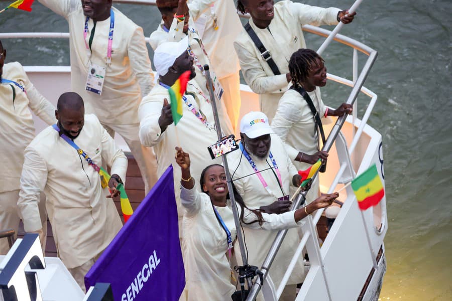 Samsung Galaxy S24 Ultra na lodi športovcov zo Senegalu. Paríž, úvodný ceremoniál olympijských hier 2024.