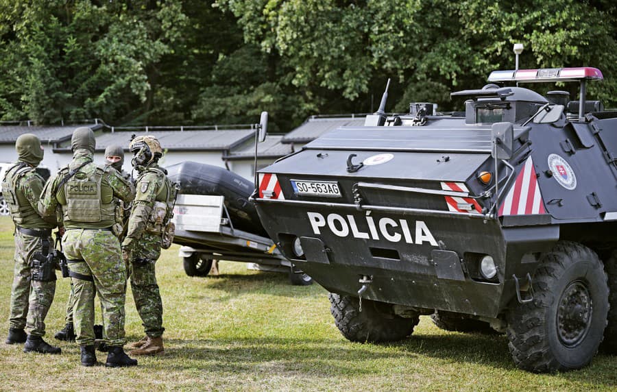 V teréne bolo 200 kusov policajnej techniky.
