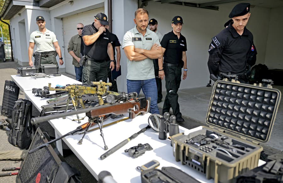 Takto išli policajti vyzbrojení