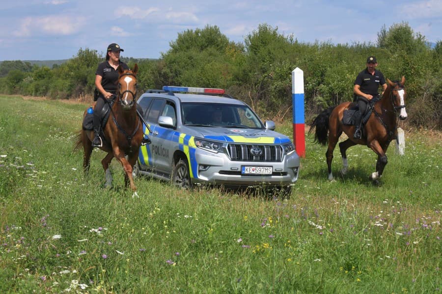 Polícia počas akcie na